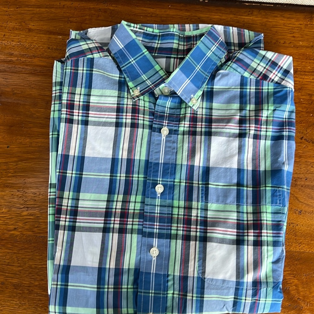 Men’s medium vineyard vines button down shirt